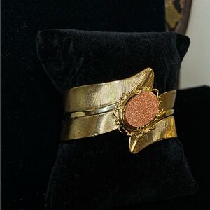 Vintage Stunning Gold Tone Clip Clasp Bangle With Oval Glitter Stone